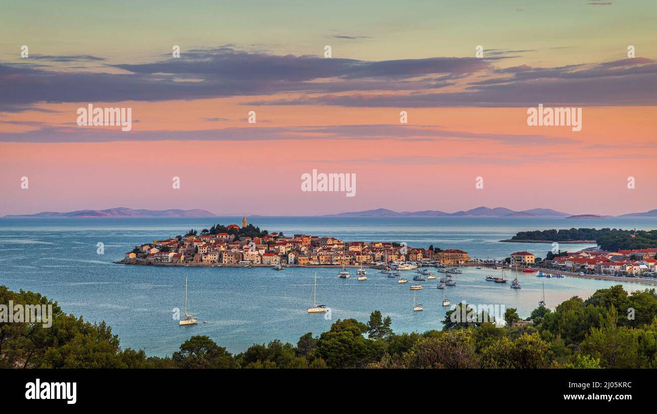 Vista panoramica della costa adriatica con la città di Primosten all'alba colorata del giorno, Croazia, Europa. Foto Stock