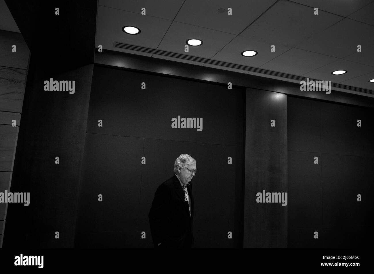 Il leader della minoranza del Senato degli Stati Uniti Mitch McConnell (repubblicano del Kentucky) attende di presentare osservazioni a seguito di un discorso virtuale al Congresso del presidente ucraino Volodymyr Zelenskyy, presso il Campidoglio degli Stati Uniti, a Washington, DC, mercoledì 16 marzo, 2022. L'indirizzo comprendeva immagini grafiche e video dell'attuale guerra in Ucraina. Credito: Rod Lammey/CNP Foto Stock