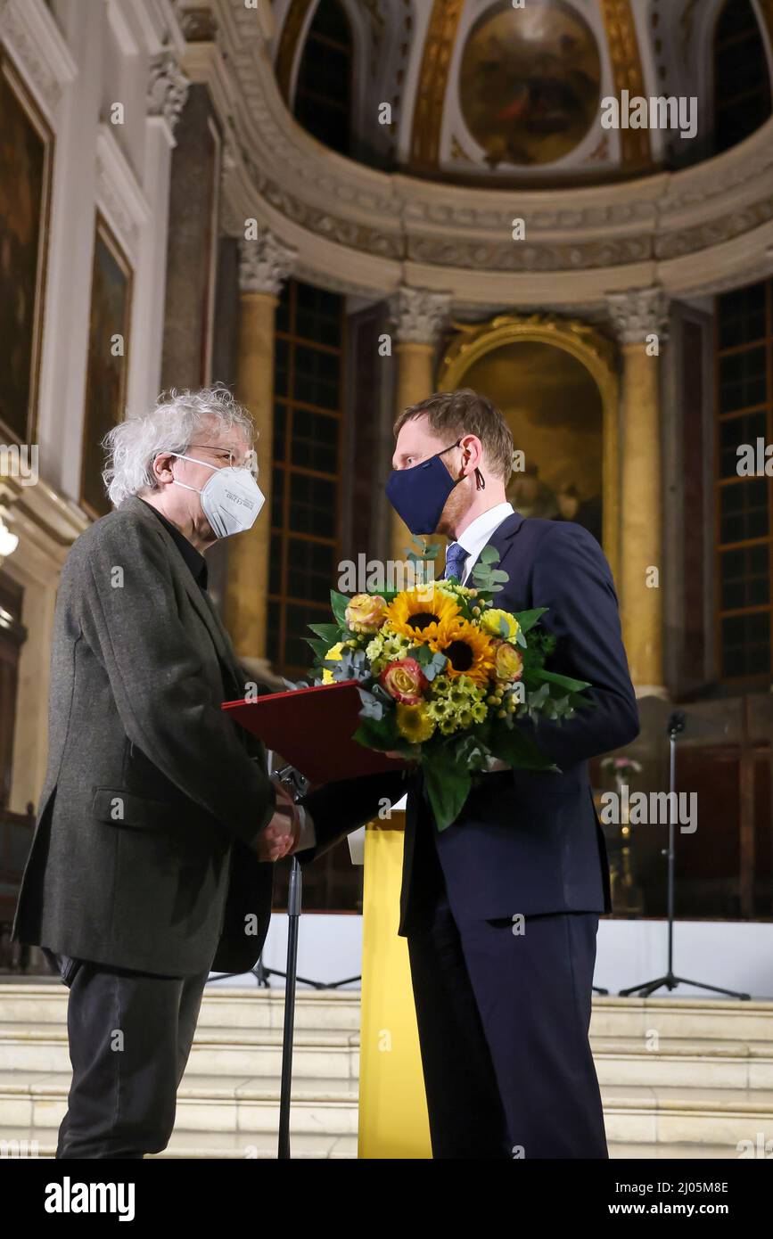 Lipsia, Germania. 16th Mar 2022. Lo scrittore Karl-Markus Gauss (l) riceve il Premio del libro di Lipsia per la comprensione europea di Michael Kretschmer (CDU), Presidente del Ministro della Sassonia. L'austriaco di 67 anni è onorato per il suo libro "The incessant Migration: Reportages" su persone e luoghi speciali in Europa. Il premio è dotato di 15.000 euro. Credit: Jan Woitas/dpa-Zentralbild/dpa/Alamy Live News Foto Stock