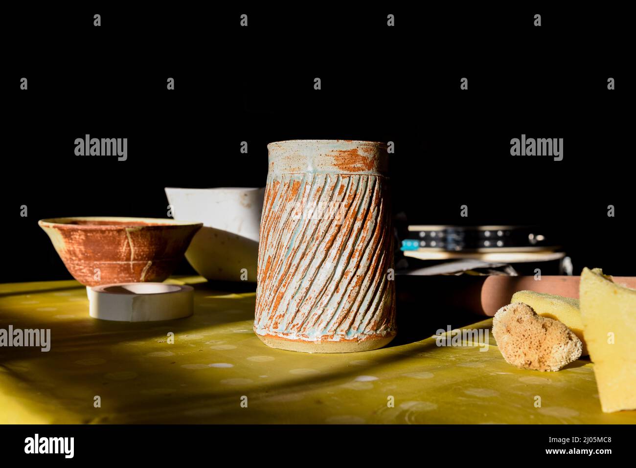 Arte ceramica realizzata in ceramica esposta in uno studio di lavorazione della ceramica Foto Stock