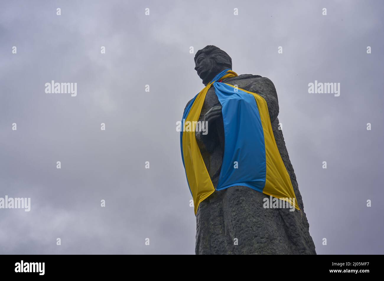 Scultura di Adam Mickiewicz con bandiera Ucraina a sostegno della guerra Ucraina e Russia Foto Stock