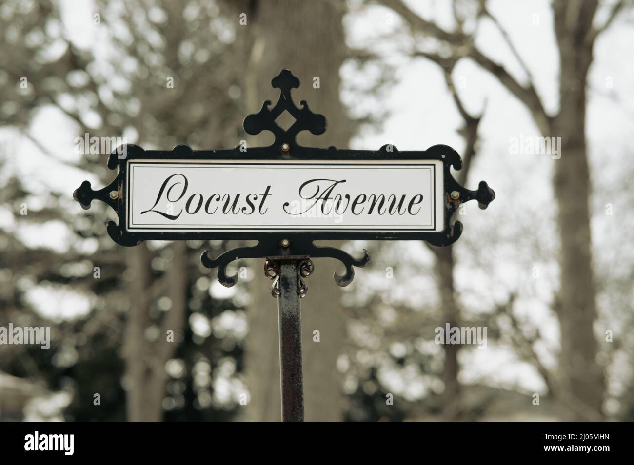 Cartello con la scritta Locust Avenue nel cimitero di Oak Grove a Fall River, Massachusetts Foto Stock