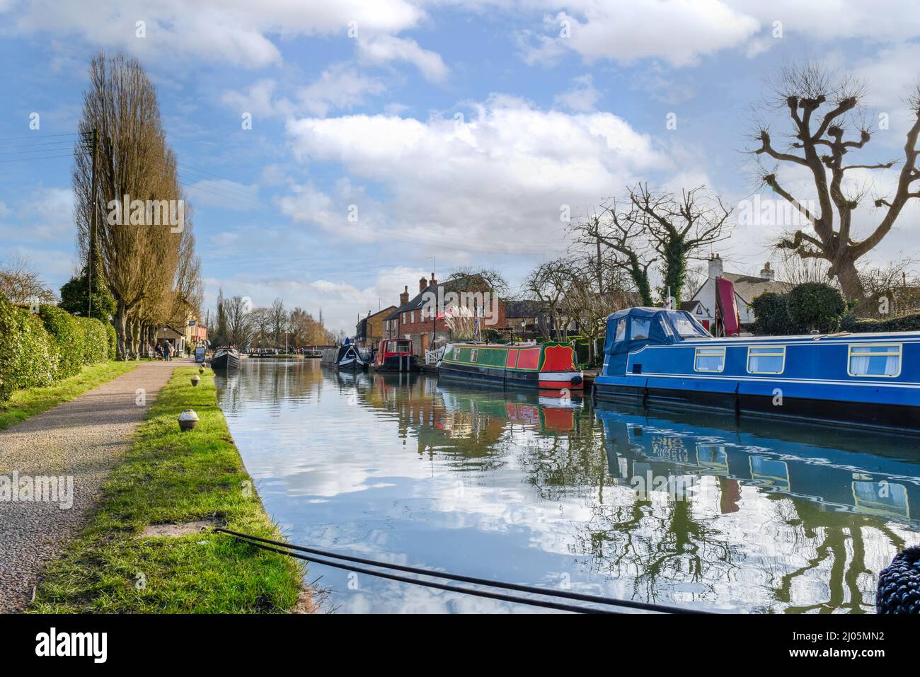 Le barche del canale ormeggiate sulle acque calme di un corso d'acqua panoramico Foto Stock