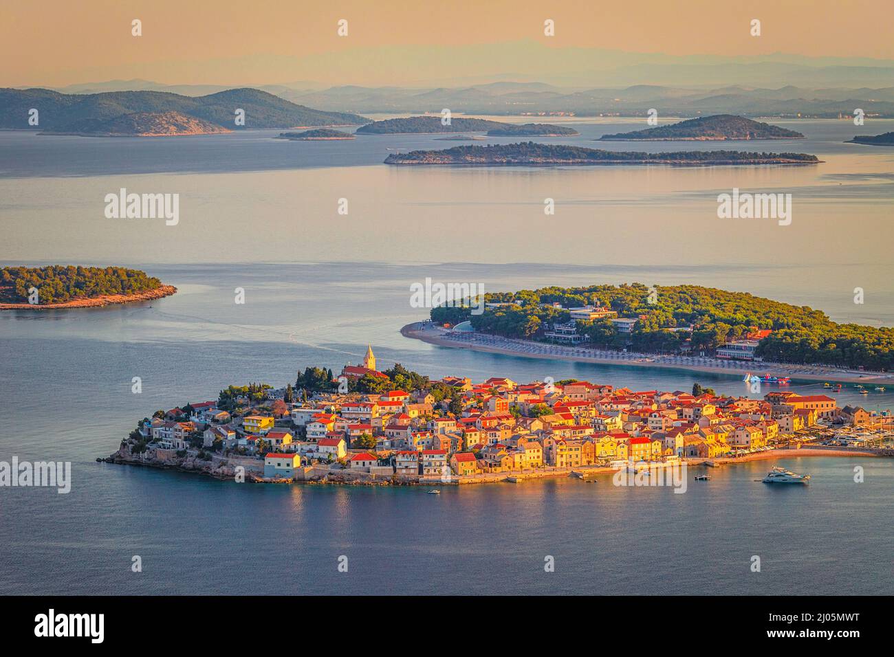 Vista panoramica della costa adriatica con la città di Primosten all'alba colorata del giorno, Croazia, Europa. Foto Stock