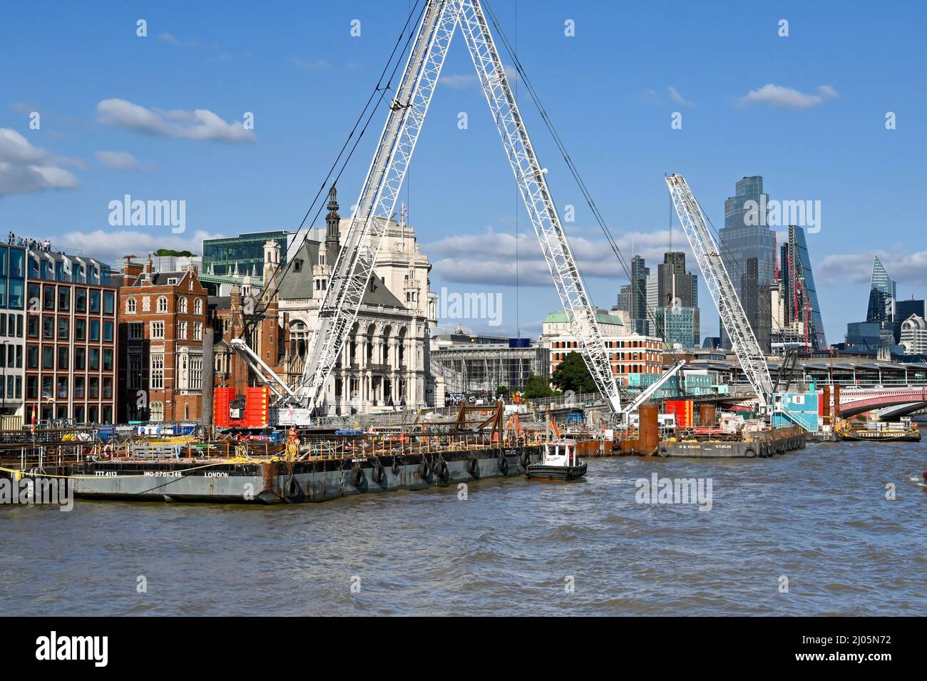 Londra, Inghilterra - Agosto 2021: Gru mobili pesanti su chiatte galleggianti sul Tamigi che lavorano ad un grande progetto di ingegneria civile Foto Stock