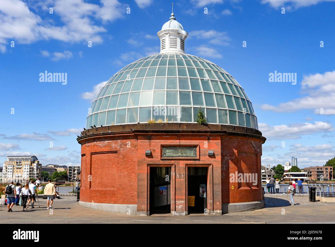 Londra, Inghilterra - Agosto 2021: Ingresso al tunnel pedonale di Greenwich che corre sotto il Tamigi. Foto Stock