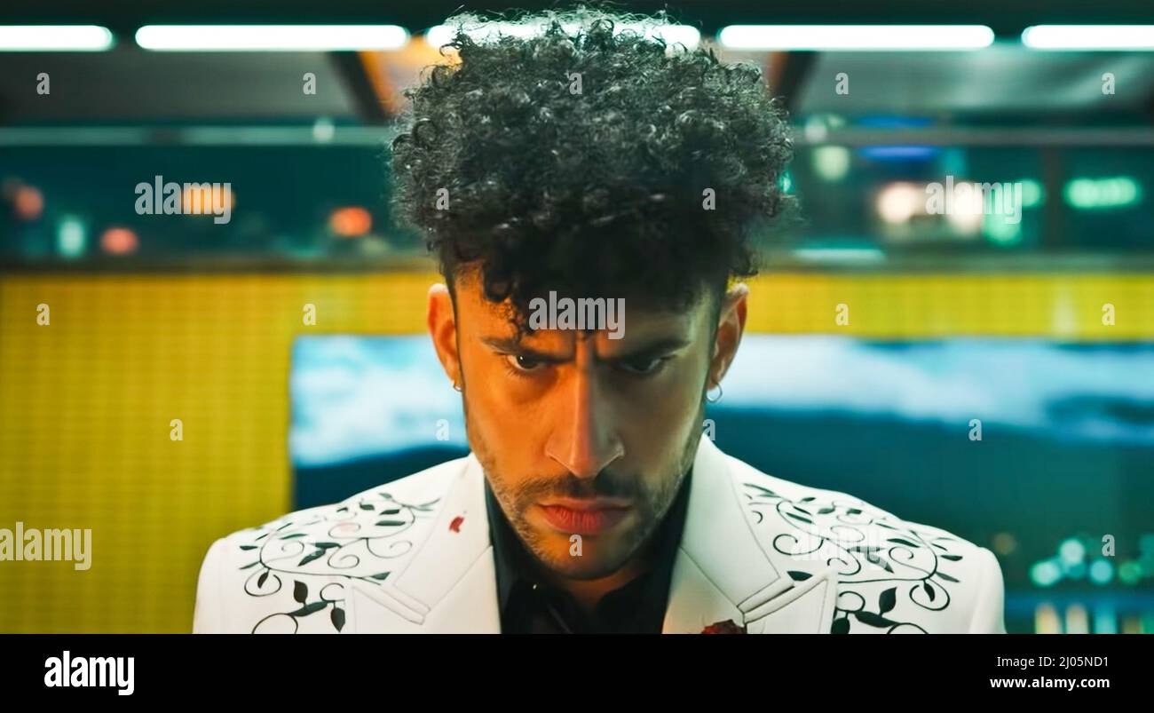 USA. Bad Bunny in una scena dal (C)Sony Pictures Entertainment nuovo fiilm: Bullet Train (2022). Trama: Cinque assassini a bordo di un treno ad alta velocità Scopri che le loro missioni hanno qualcosa in comune. Rif: LMK110-J7934-030322 fornito da LMKMEDIA. Solo editoriale. Landmark Media non è il proprietario di copyright di questi filmati o TV, ma fornisce un servizio solo per i media outlet riconosciuti. pictures@lmkmedia.com Foto Stock