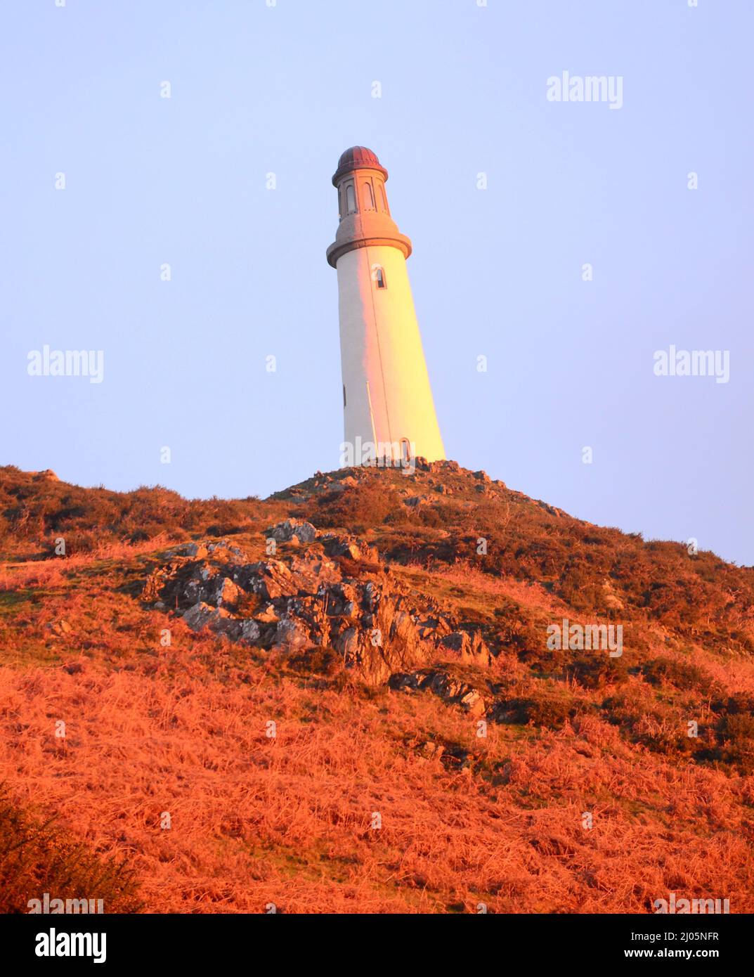 Sir John Barrow o Hoad Monument in cima a Hoad Hill, a nord-est di Ulverston nella zona di Furness in Inghilterra. La luce Dawn dà una tinta rossa. Foto Stock