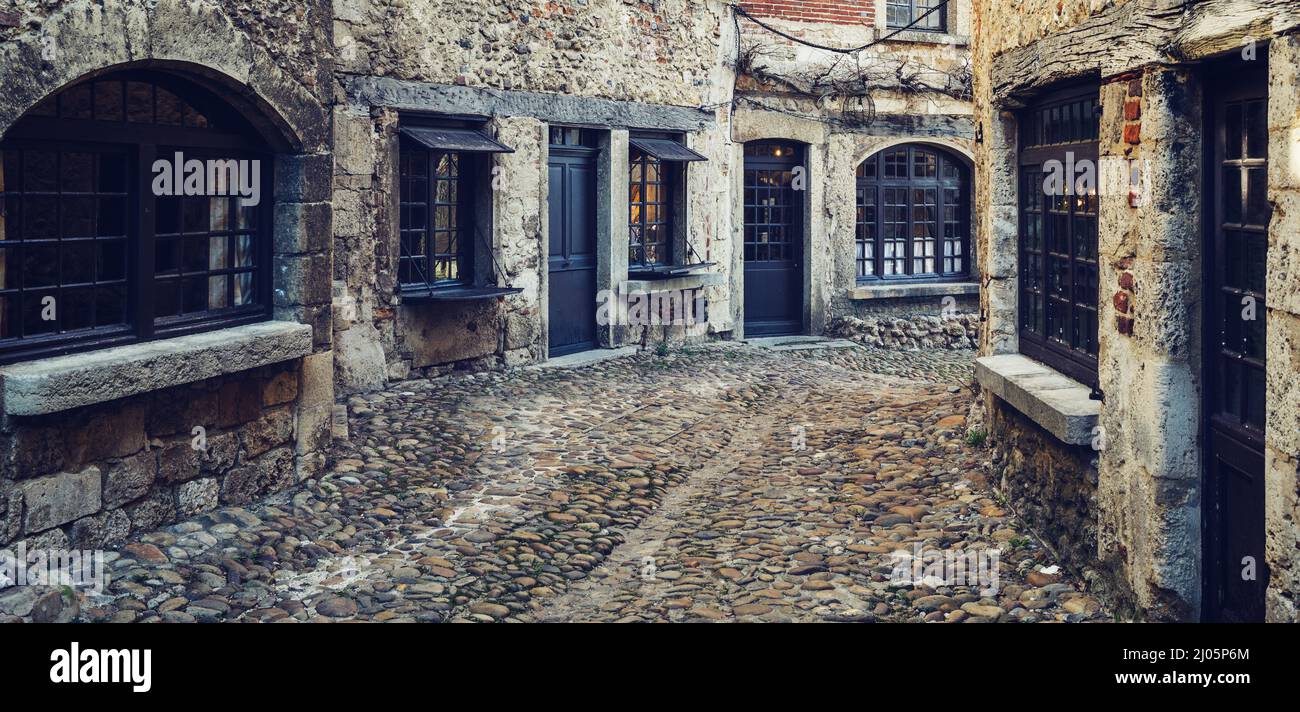 Strada a Perouges, uno dei villaggi più belli della Francia. Foto Stock