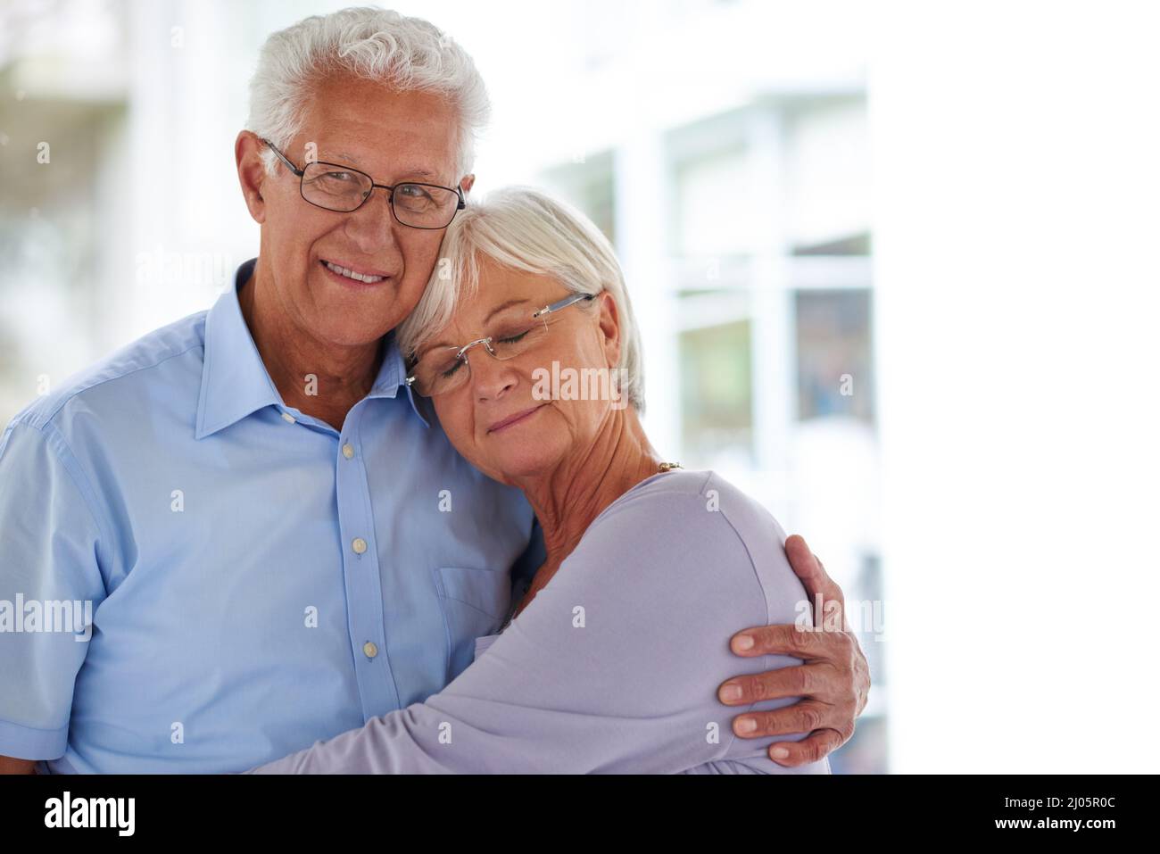 Completamente soddisfatto. Ritratto di una coppia anziana amorevole. Foto Stock