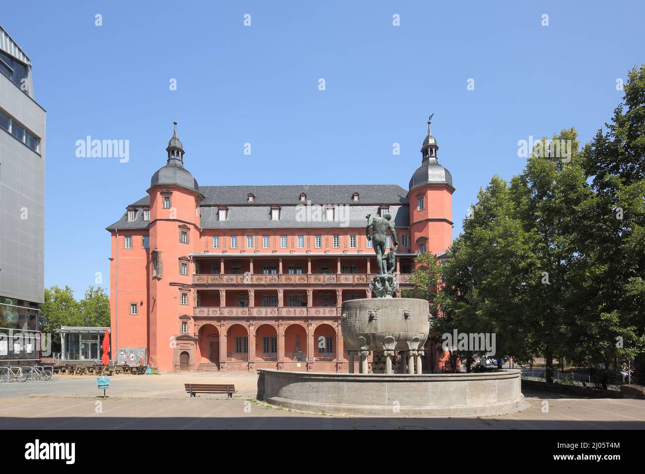Castello di Isenburg con Fontana Ludo Mayer a Offenbach, Assia, Germania Foto Stock