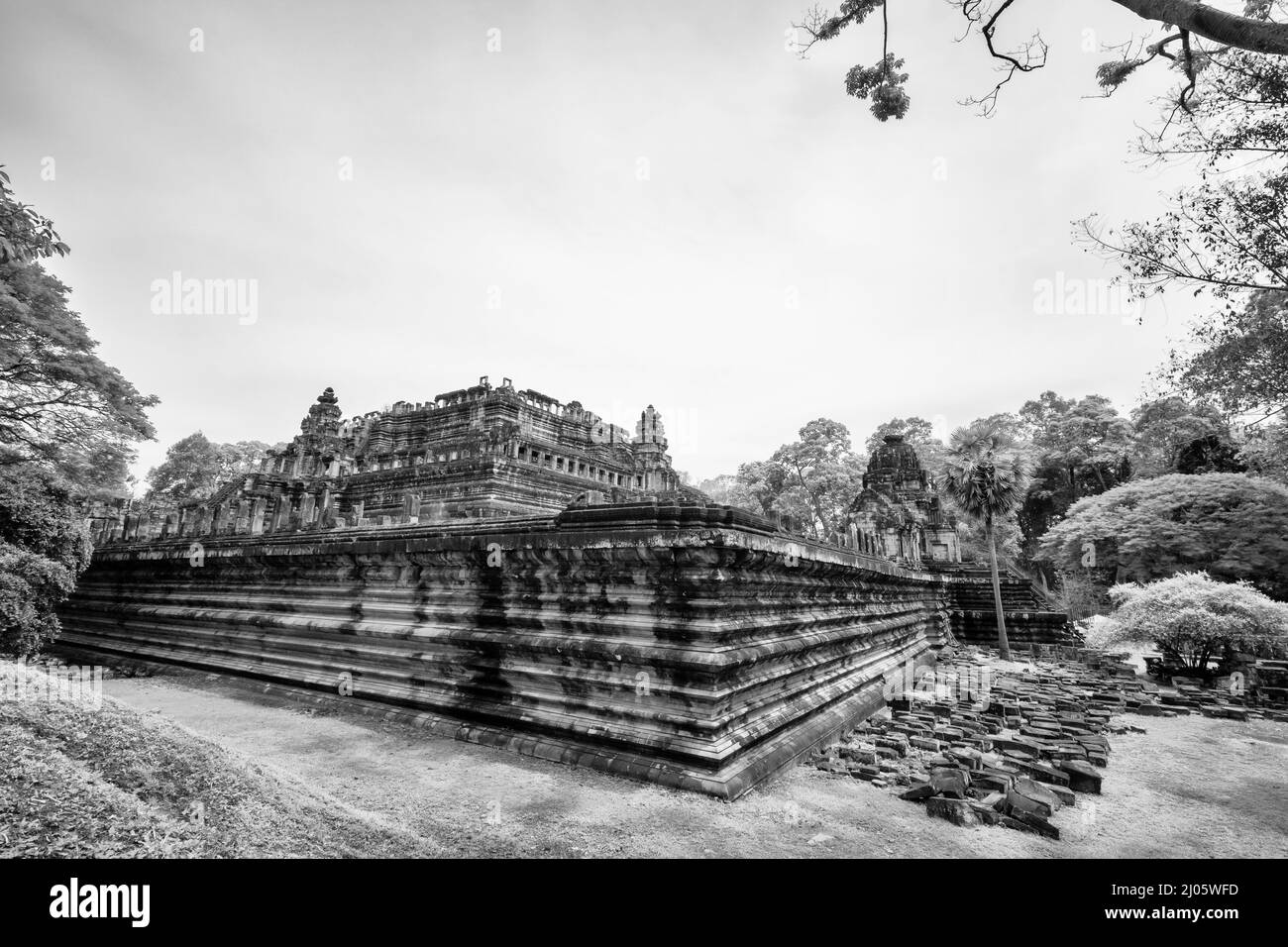 Vista in bianco e nero di un sito archeologico di Baphuon a Siem Reap, Cambogia. Foto Stock