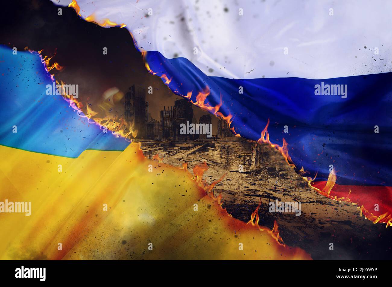 Bandiera Ucraina con fuoco e città distrutta Foto Stock