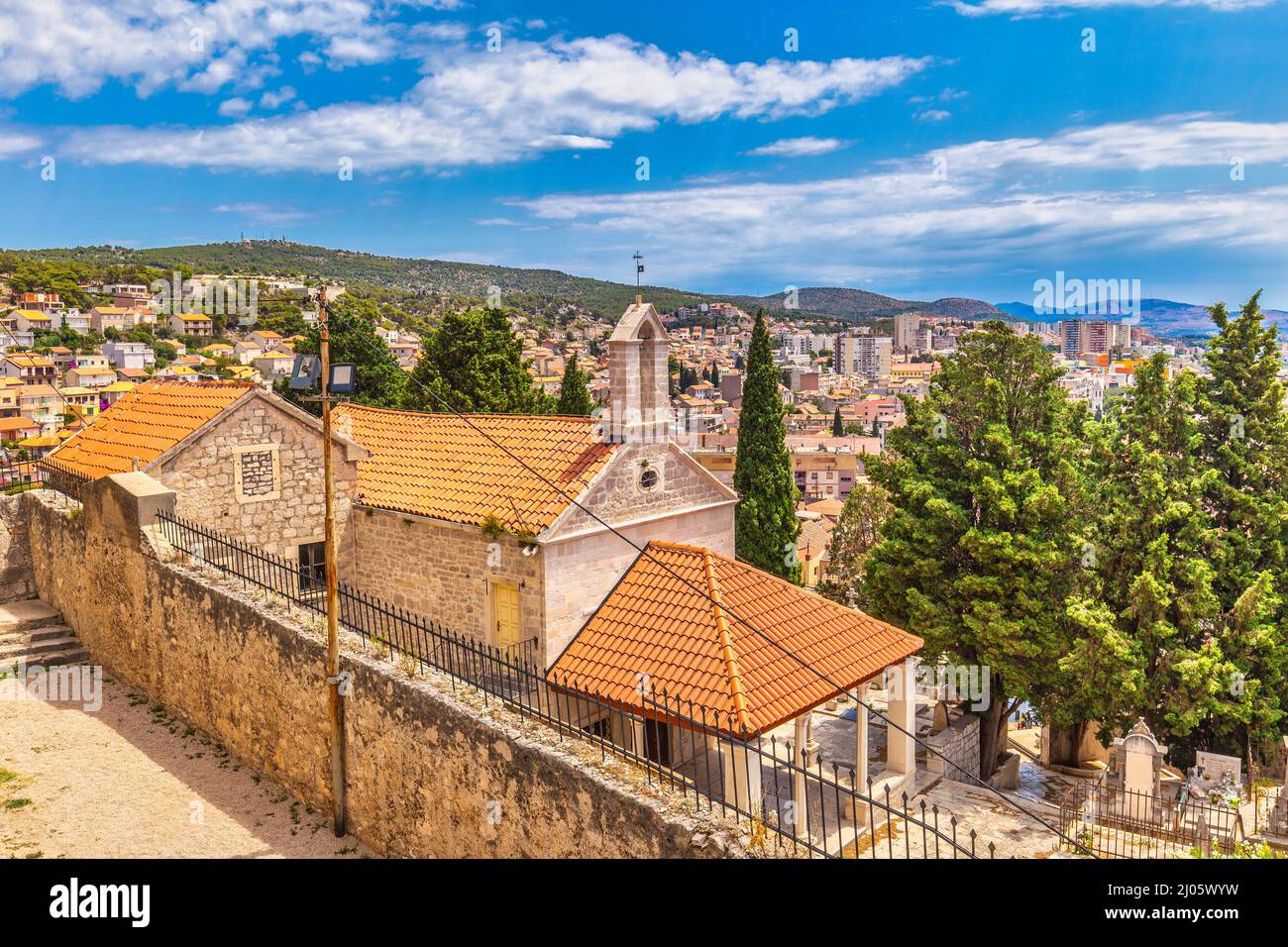 Sibenik, un'antica città sulla costa dalmata del mare Adriatico in Croazia, Europa. Foto Stock