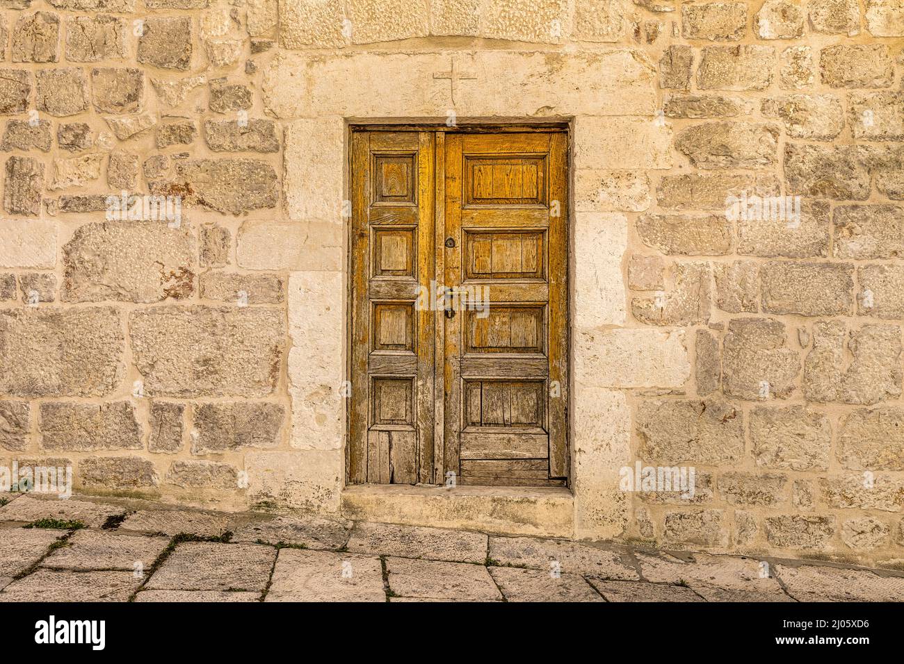 Antica porta di legno su una strada a Sibenik. Una città storica sulla costa dalmata dell'Adriatico in Croazia, in Europa. Foto Stock