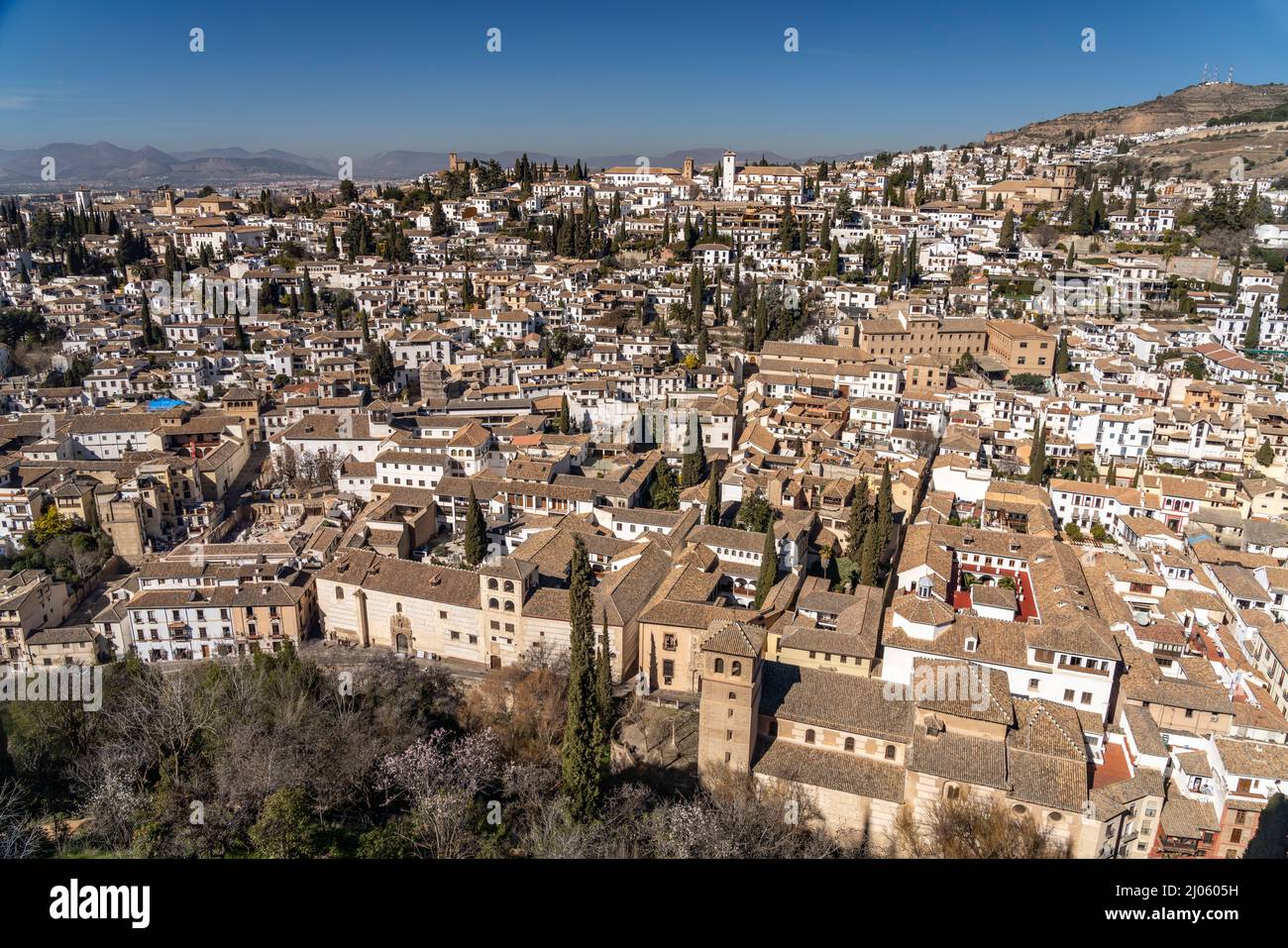 Blick von der Burganlage der Alhambra auf das ehemalige maurische Wohnviertel Albaicín in Granada, Andalusia, spagnolo | Vista dal palazzo e f Foto Stock