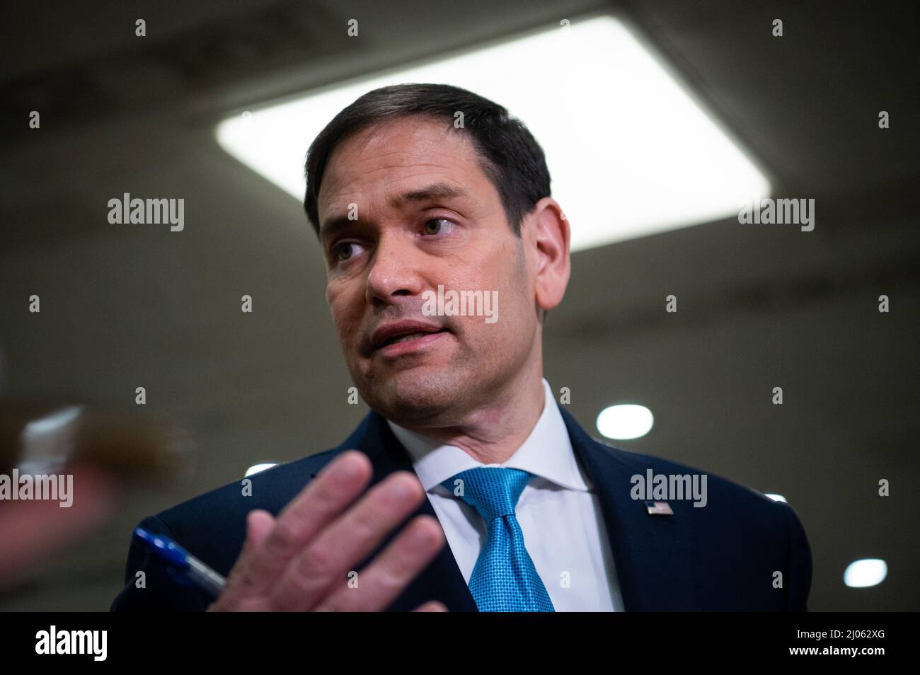 Washington, Stati Uniti. 16th Mar 2022. Il senatore Marco Rubio (R-FL) parla ai media nella metropolitana del Senato il Campidoglio degli Stati Uniti, a Washington, DC, mercoledì 16 marzo, 2022. Il presidente ucraino Volodymyr Zelensky si è rivolto oggi, dopo ieri, ai legislatori americani rivolgendosi al Parlamento canadese, chiedendo un no fly zone e un ulteriore aiuto militare. (Graeme Sloan/Sipa USA) Credit: Sipa USA/Alamy Live News Foto Stock