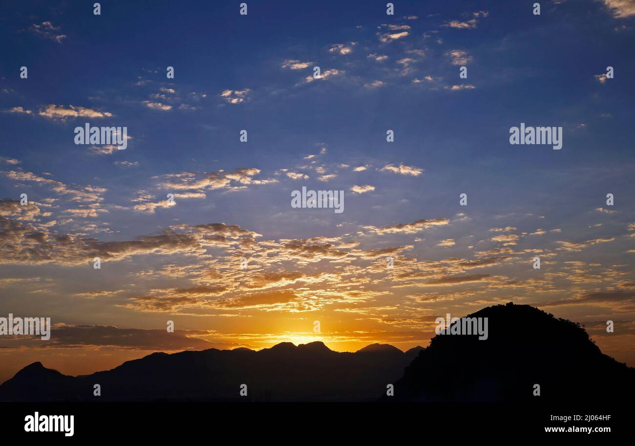 Tramonto dietro le montagne, Rio, Brasile Foto Stock