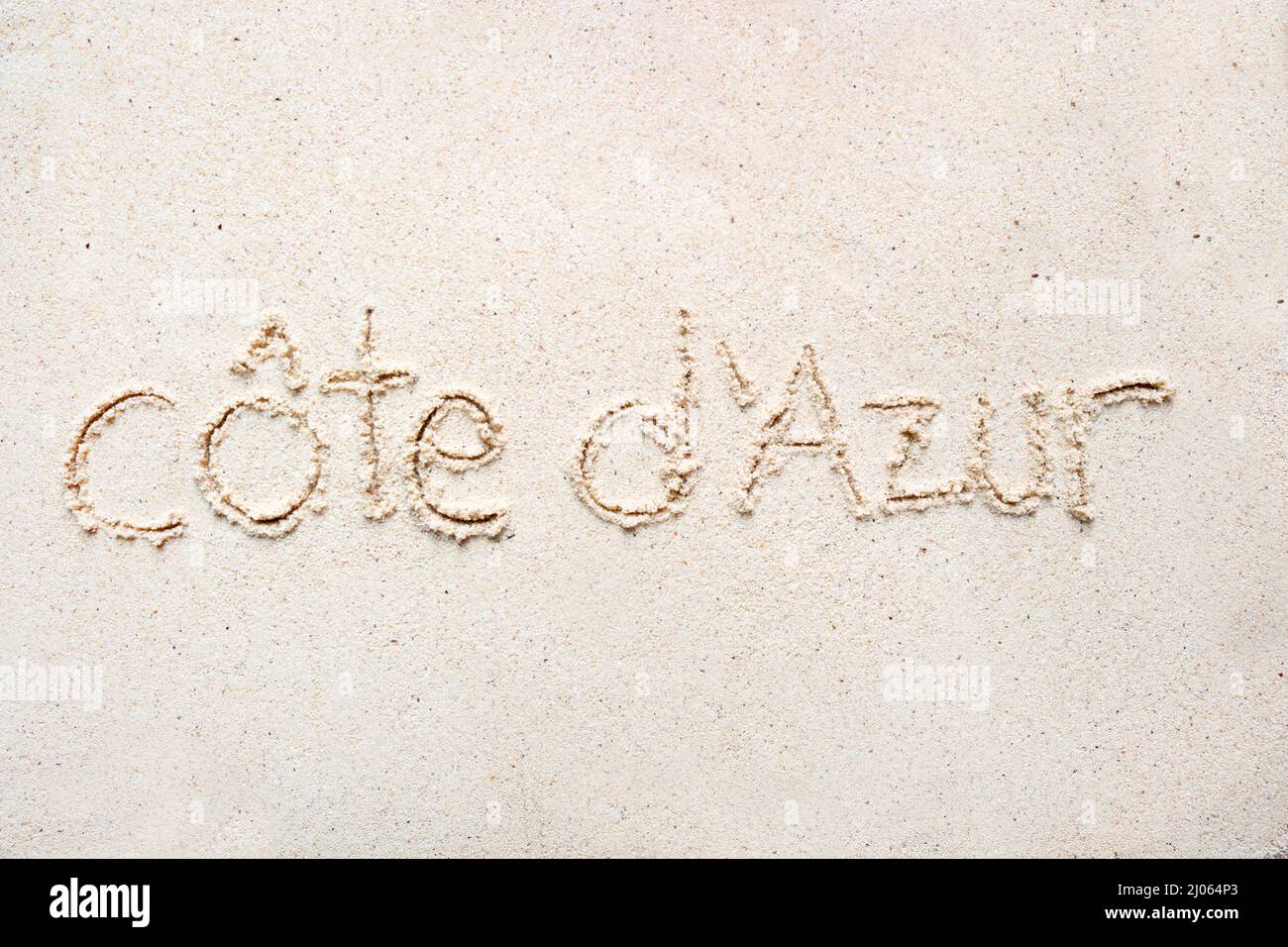 Scrivere a mano le parole 'Cote d azur' sulla sabbia della spiaggia Foto Stock