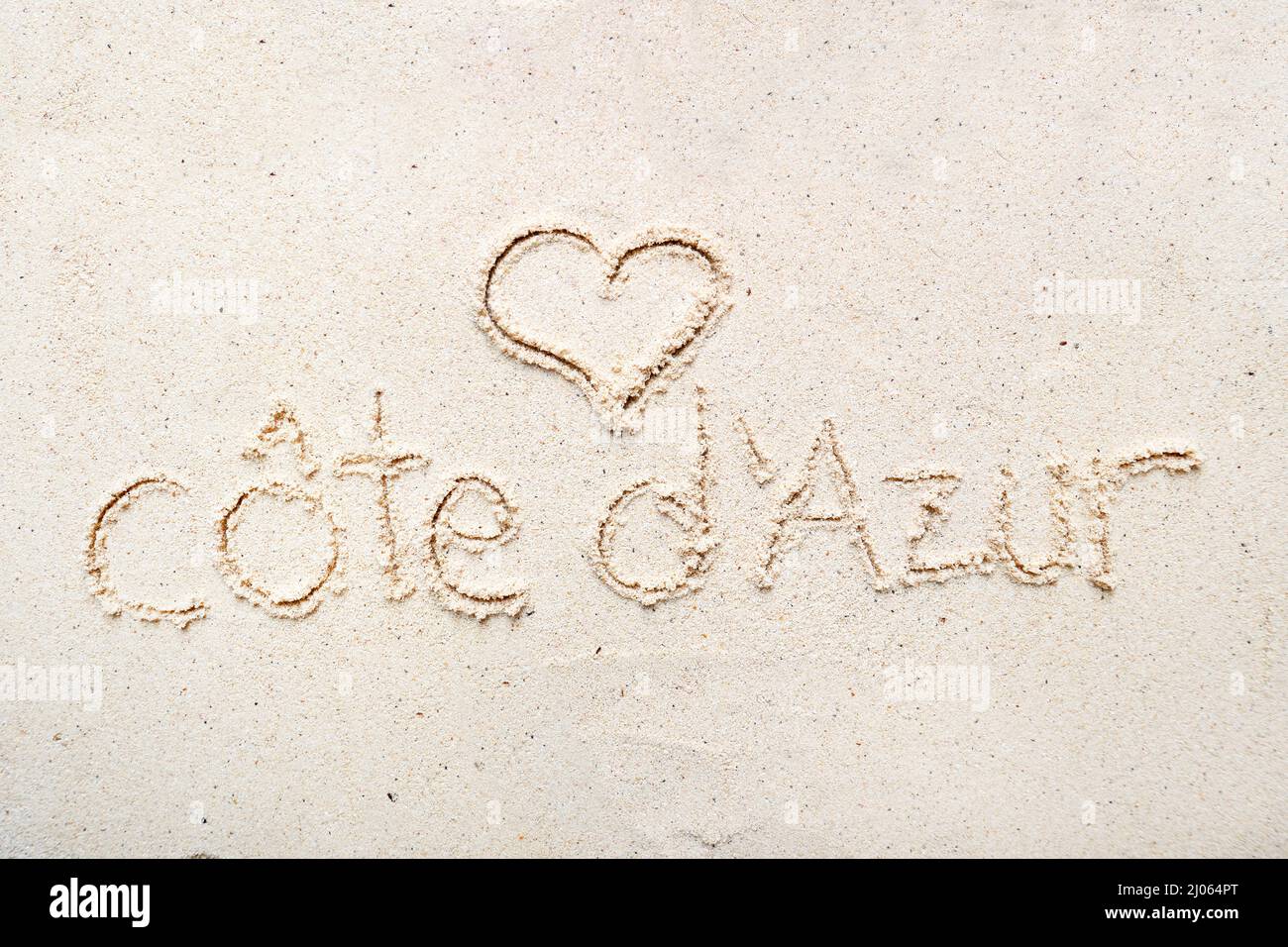 Scrivere a mano le parole 'Cote d azur' sulla sabbia della spiaggia Foto Stock