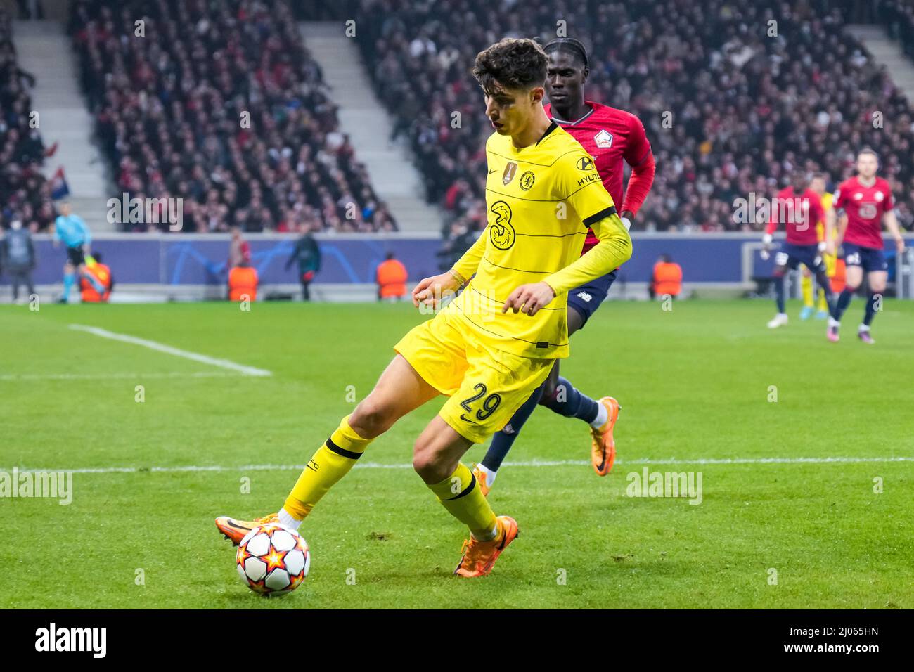 Lille, Francia. 16th Mar 2022. LILLE, FRANCIA - 16 MARZO: Kai Havertz del Chelsea FC si libra con la palla durante la UEFA Champions League Round di sedici partite tra Lille OSC e Chelsea FC allo Stade Pierre Mauroy il 16 marzo 2022 a Lille, Francia (Foto di Geert van Erven/Orange Pictures) credito: Orange Pics BV/Alamy Live News Foto Stock