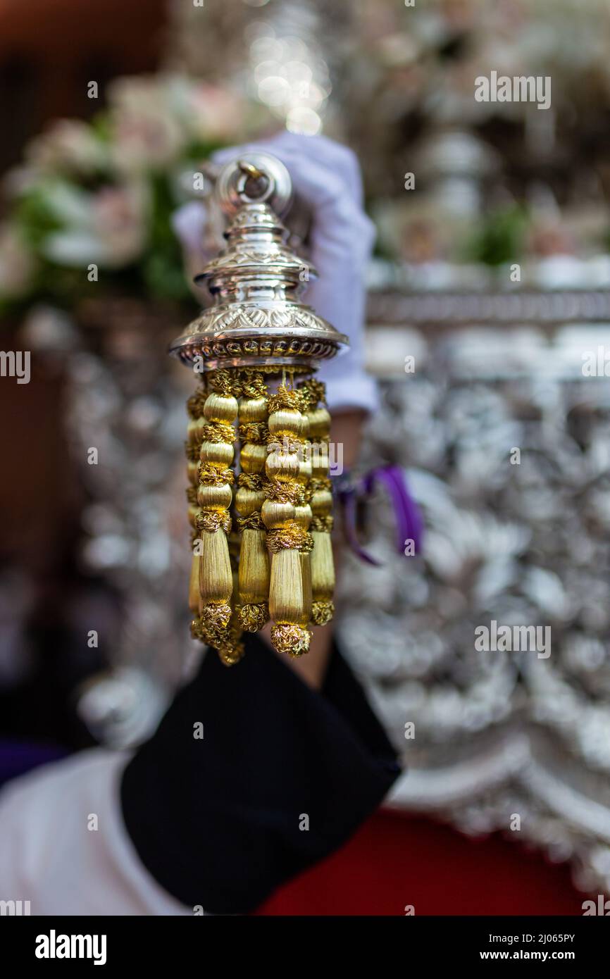 Dettaglio della mano di un penitente della fratellanza della lanzada che tiene il paso della vergine in una processione di settimana Santa a granada. Foto Stock