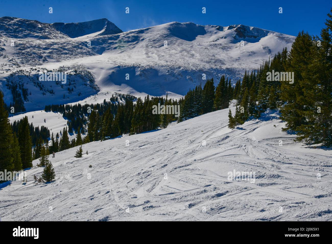 Sentiero presso la stazione sciistica di Breckenridge in Colorado, vista mozzafiato sulle cime circostanti. Foto Stock