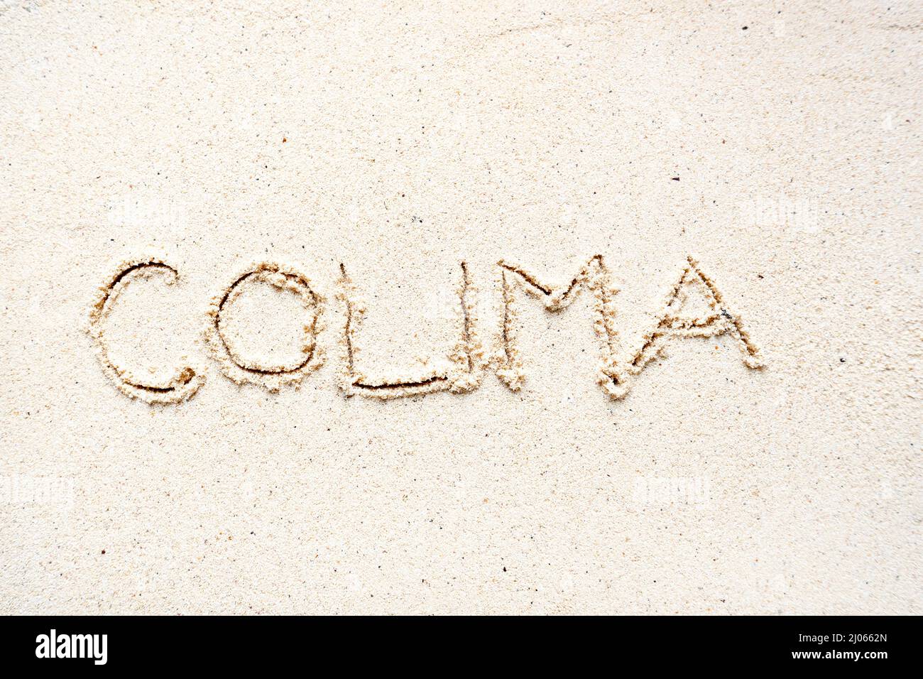 Scrivere a mano le parole 'Colima' sulla sabbia della spiaggia Foto Stock
