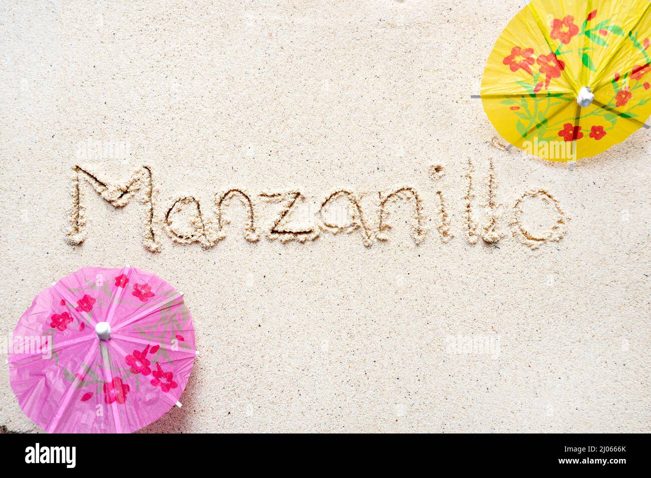 Scrivere a mano le parole 'Manzanillo' sulla sabbia della spiaggia Foto Stock