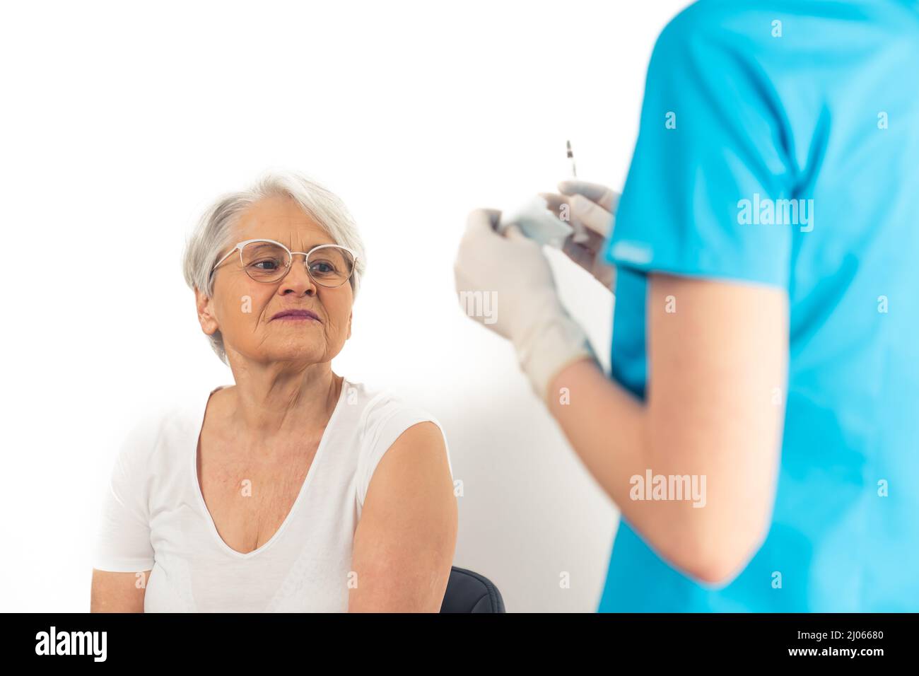 Donna europea anziana vaccinata. Vaccinazione tra gli anziani. Foto di alta qualità Foto Stock