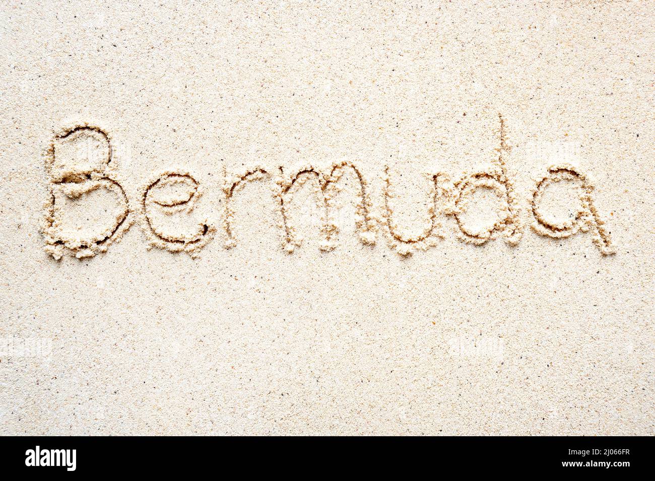 Scrivere a mano le parole 'Bermuda' sulla sabbia della spiaggia Foto Stock