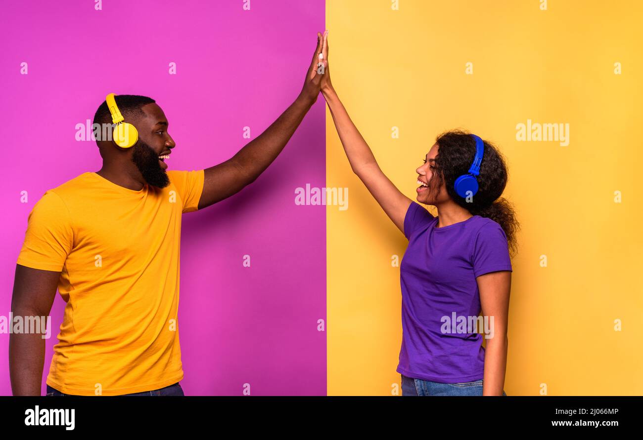 In coppia con le cuffie, ascolta musica e balla con energia Foto Stock