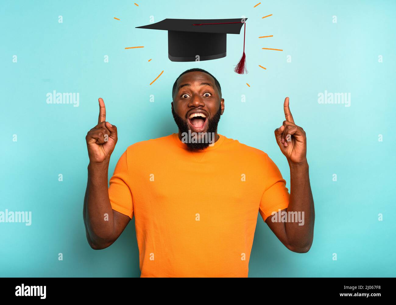 L'uomo è felice di aver conseguito la laurea e il successo negli studi Foto Stock