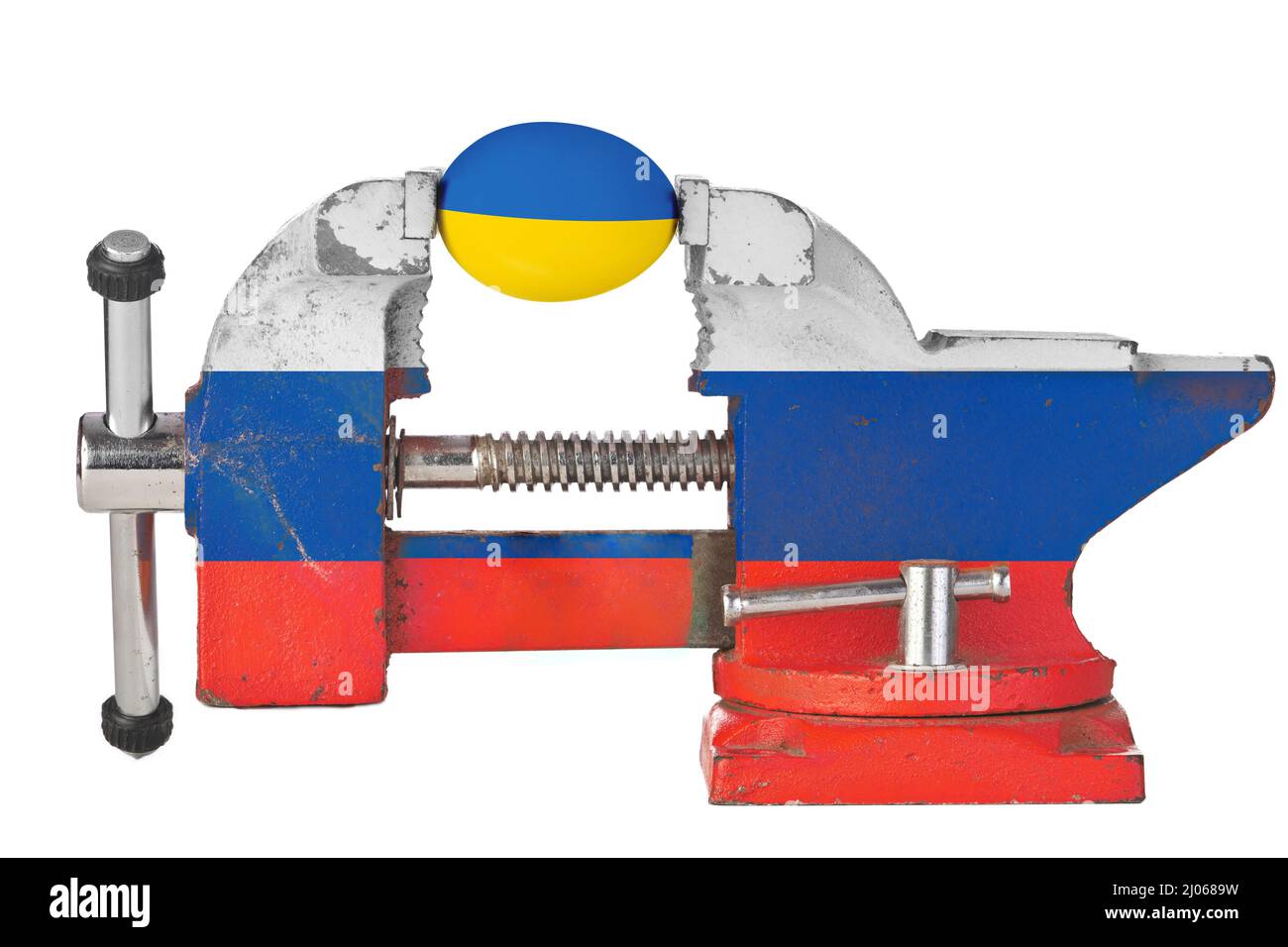 Un uovo con colori Bandiera ucraini nelle mandibole di un Vice Rusty Metal con colori Bandiera Russa Foto Stock