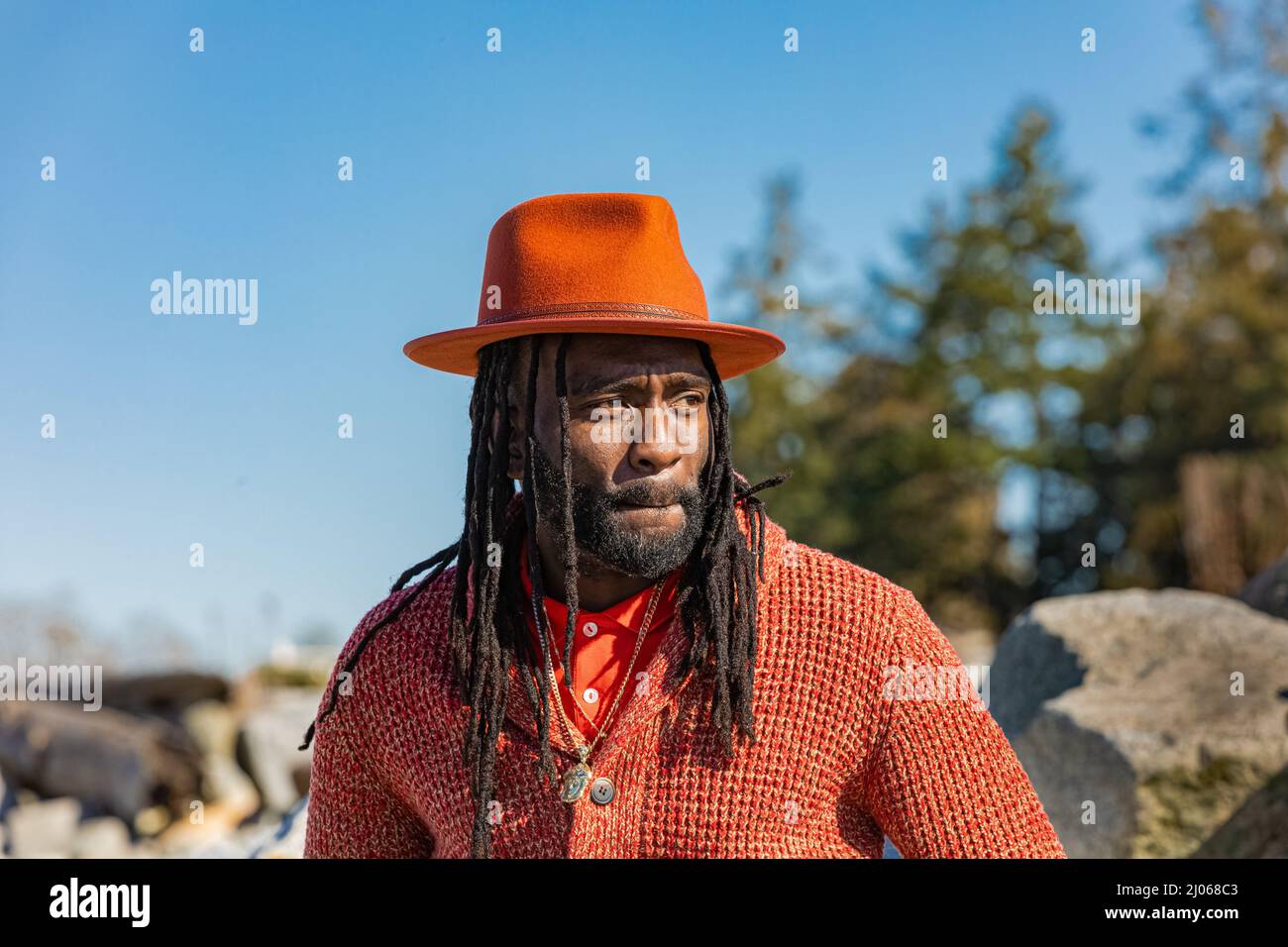Bel ragazzo uomo afroamericano giovane attraente con dreadlocks e cappello all'aperto. Foto di strada. White Rock BC, Canada-Marzo 3,2022 Foto Stock