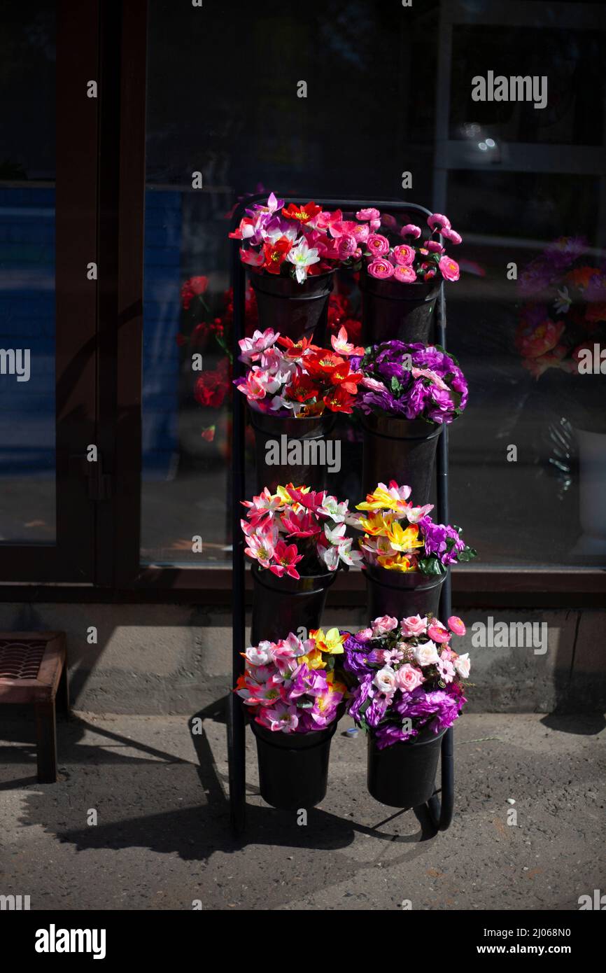 Fiori sono venduti sulla strada. Fiori artificiali per cimitero. Dettagli  del negozio di fiori. Fiori in plastica. Commercio in Russia Foto stock -  Alamy