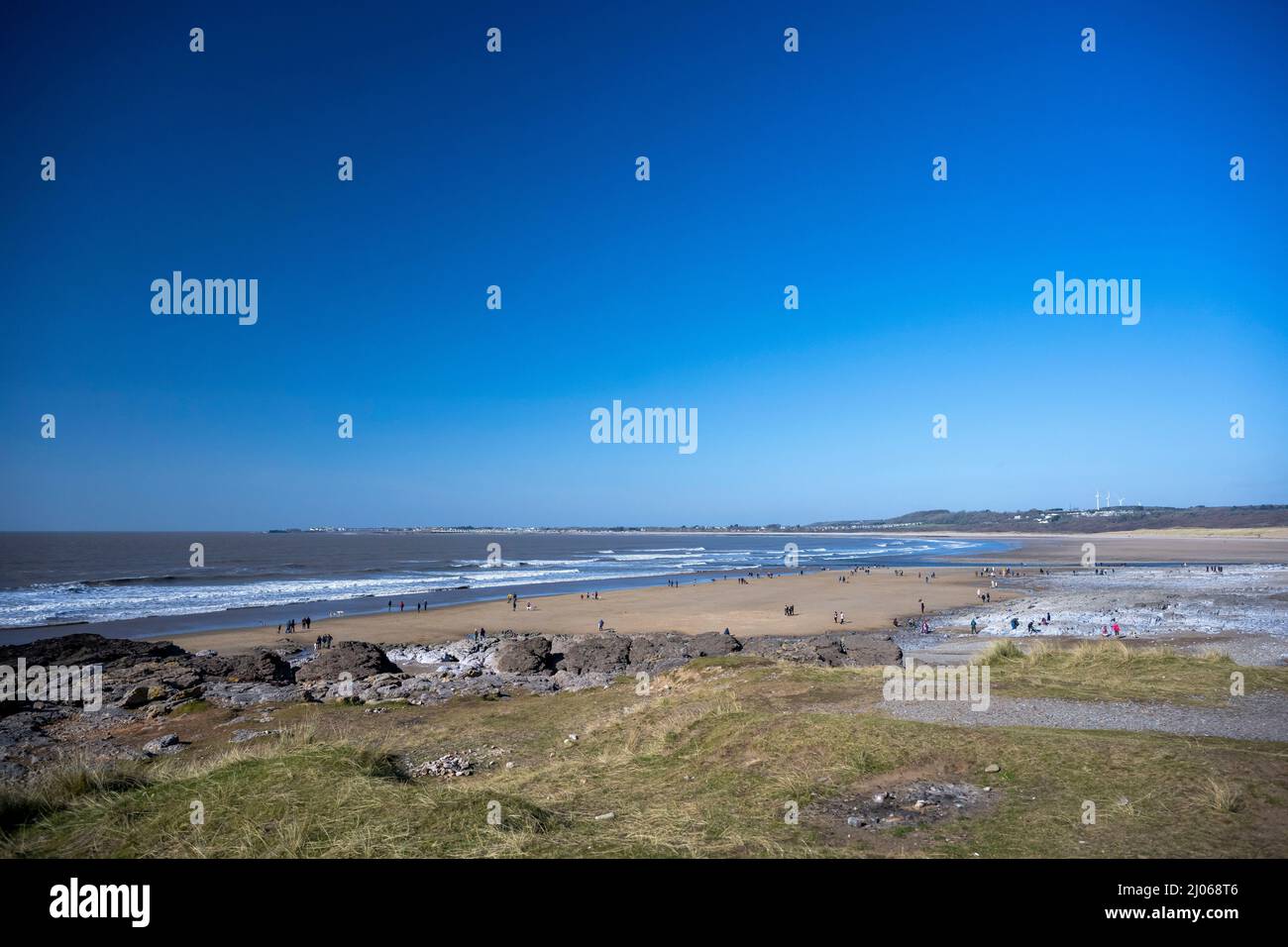 Una vista generale sulla spiaggia di Ogmore-by-Sea a Ogmore, Galles. Foto Stock