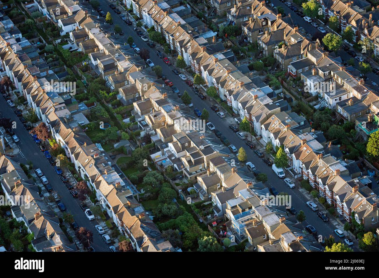 Foto di archivio datata 13/08/17 di una vista aerea di case terrazzate nel sud-ovest di Londra, come forte crescita dei prezzi delle case, l'aumento dei tassi di interesse e la più ampia impennata dei costi di vita stanno colpendo la fiducia della gente, ha detto la Building Societies Association. Foto Stock