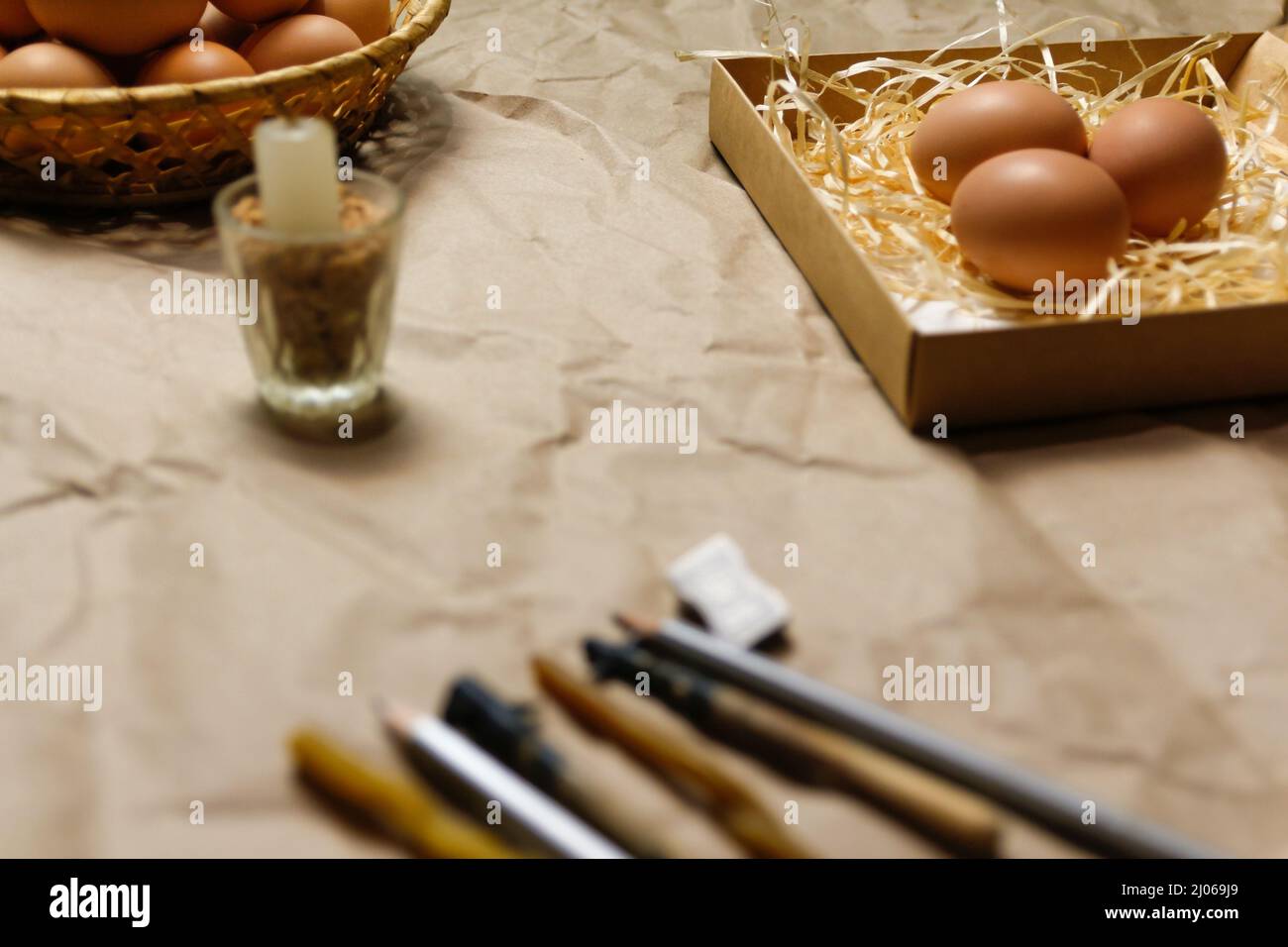 Strumenti per decorare le uova pasquali, Pysankas, con tecnica di tintura a cera. Raccolta delle uova. Penna fatta in casa e cera d'api fusa per il prelievo di uova Foto Stock