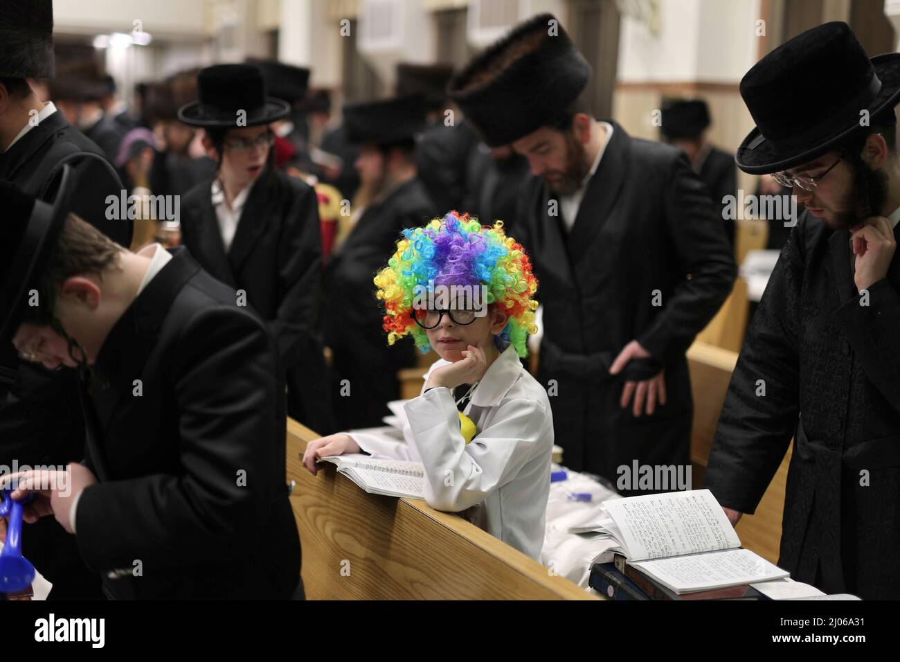 (220316) -- ASHDOD (ISRAELE), 16 marzo 2022 (Xinhua) -- un bambino ultraortodosso che indossa il costume per Purim frequenta una lettura del Megillat Esther durante la festa ebraica di Purim in una sinagoga ad Ashdod, Israele meridionale, il 16 marzo 2022. Purim è una festa ebraica che commemora la liberazione del popolo ebraico dalla trama di Haman durante il regno dell'antico impero persiano, secondo il Libro Biblico di Ester. (Ilan Assayag/JINI via Xinhua) Foto Stock