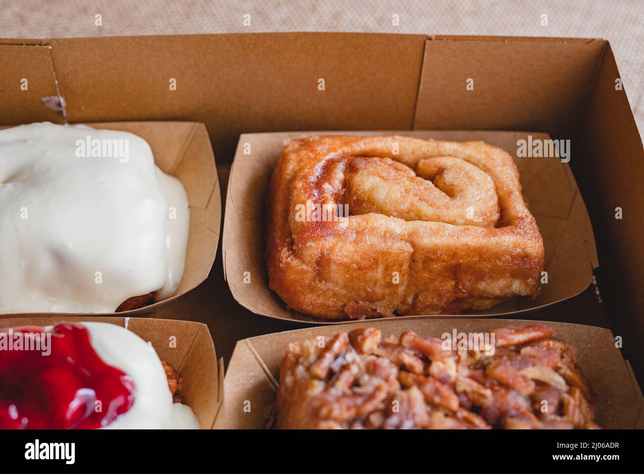 Dolci alla cannella assortiti al forno a fesh da vicino Foto Stock