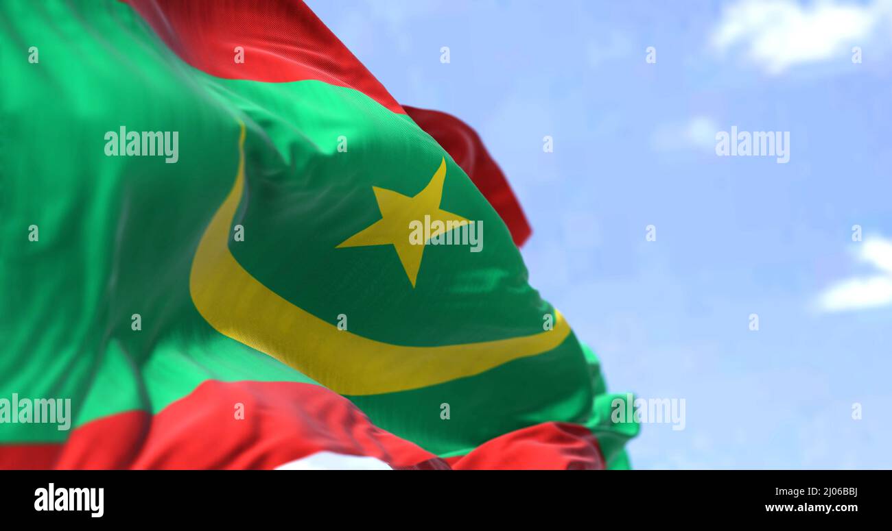 Dettaglio della bandiera nazionale della Mauritania che sventola al vento in una giornata limpida. La Mauritania è uno stato sovrano nell'Africa nordoccidentale. Messa a fuoco selettiva. Foto Stock