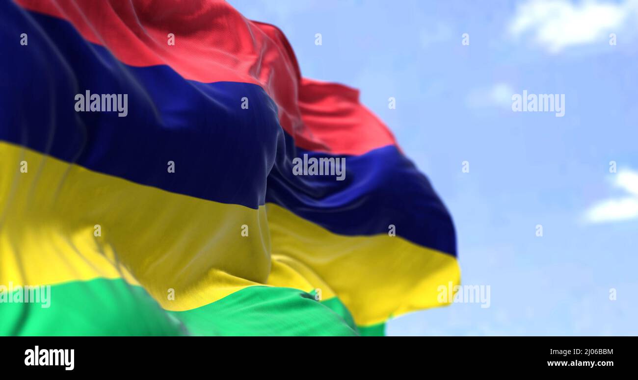 Dettaglio della bandiera nazionale di Mauritius che sventola nel vento in una giornata limpida. Mauritius è una nazione insulare nell'Oceano Indiano. Messa a fuoco selettiva. Foto Stock