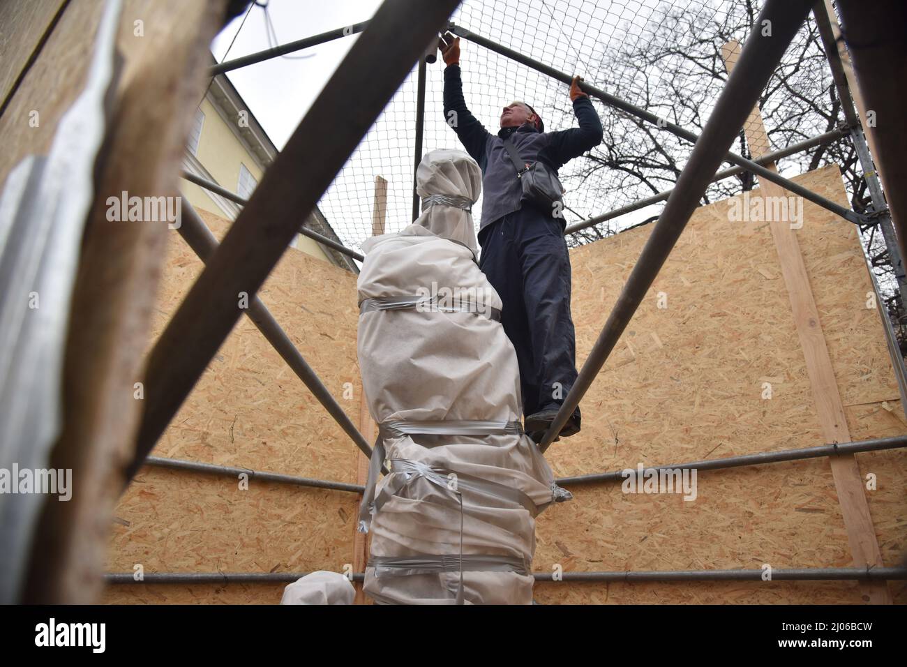 Lviv, Ucraina. 16th Mar 2022. L'operaio crea una protezione speciale per una fontana con una statua di un'antica dea romana Diana in Piazza Rynok a Lviv da possibili bombardamenti della città da parte della Russia. Dal 1998, il centro storico di Lviv è un sito patrimonio dell'umanità dell'UNESCO. A causa dell'invasione militare russa dell'Ucraina e della possibilità di bombardare la città di Lviv, stanno cercando di proteggere siti storici. (Foto di Pavlo Palamarchuk/SOPA Images/Sipa USA) Credit: Sipa USA/Alamy Live News Foto Stock