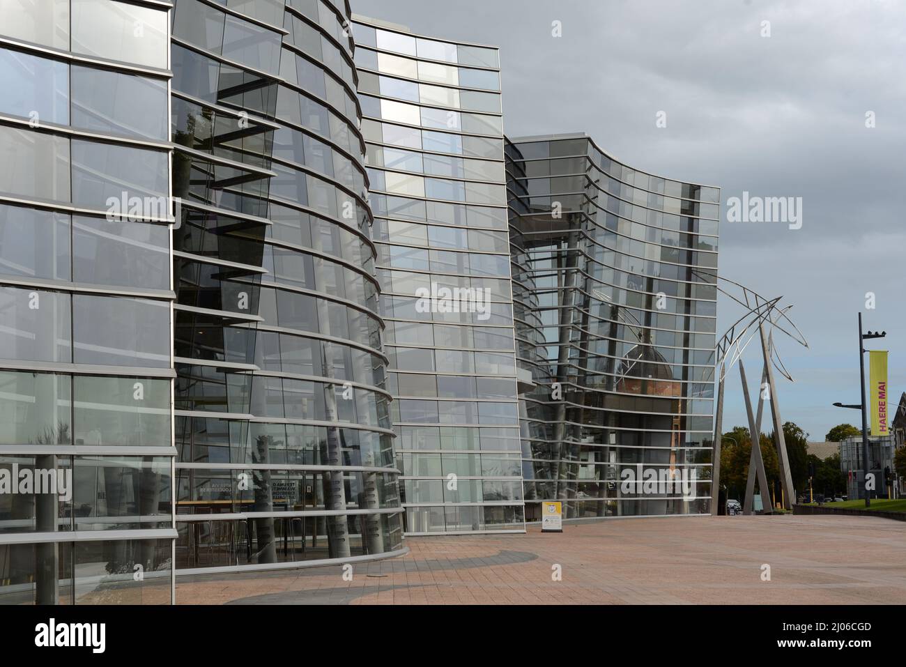 CHRISTCHURCH, NUOVA ZELANDA, 24 FEBBRAIO 2022: Facciata in vetro della Christchurch Art Gallery, 11 anni dopo che la città fu devestata da un terremoto. Foto Stock