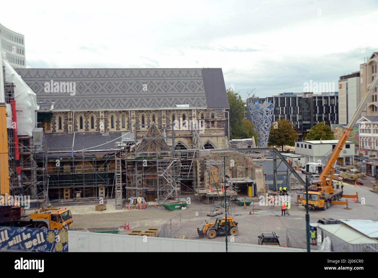 CHRISTCHURCH, NUOVA ZELANDA, 24 FEBBRAIO 2022: Un team di commercianti lavorano sulla Cattedrale Anglicana durante la ricostruzione di Christchurch, 11 anni dopo che la città è stata devestata da un terremoto. Foto Stock