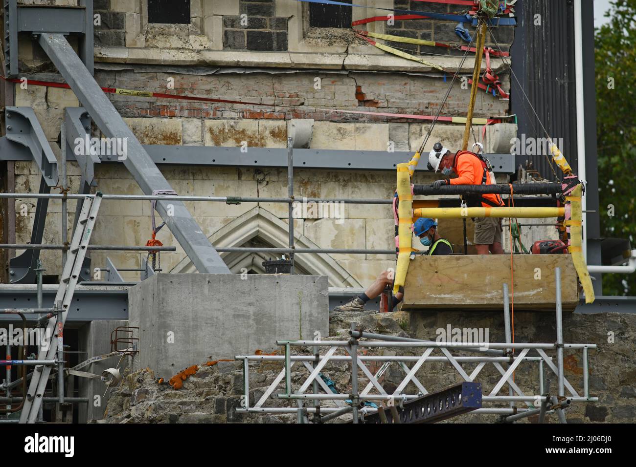 CHRISTCHURCH, NUOVA ZELANDA, 24 FEBBRAIO 2022: Un team di commercianti lavorano sulla Cattedrale Anglicana durante la ricostruzione di Christchurch, 11 anni dopo che la città è stata devestata da un terremoto. Foto Stock