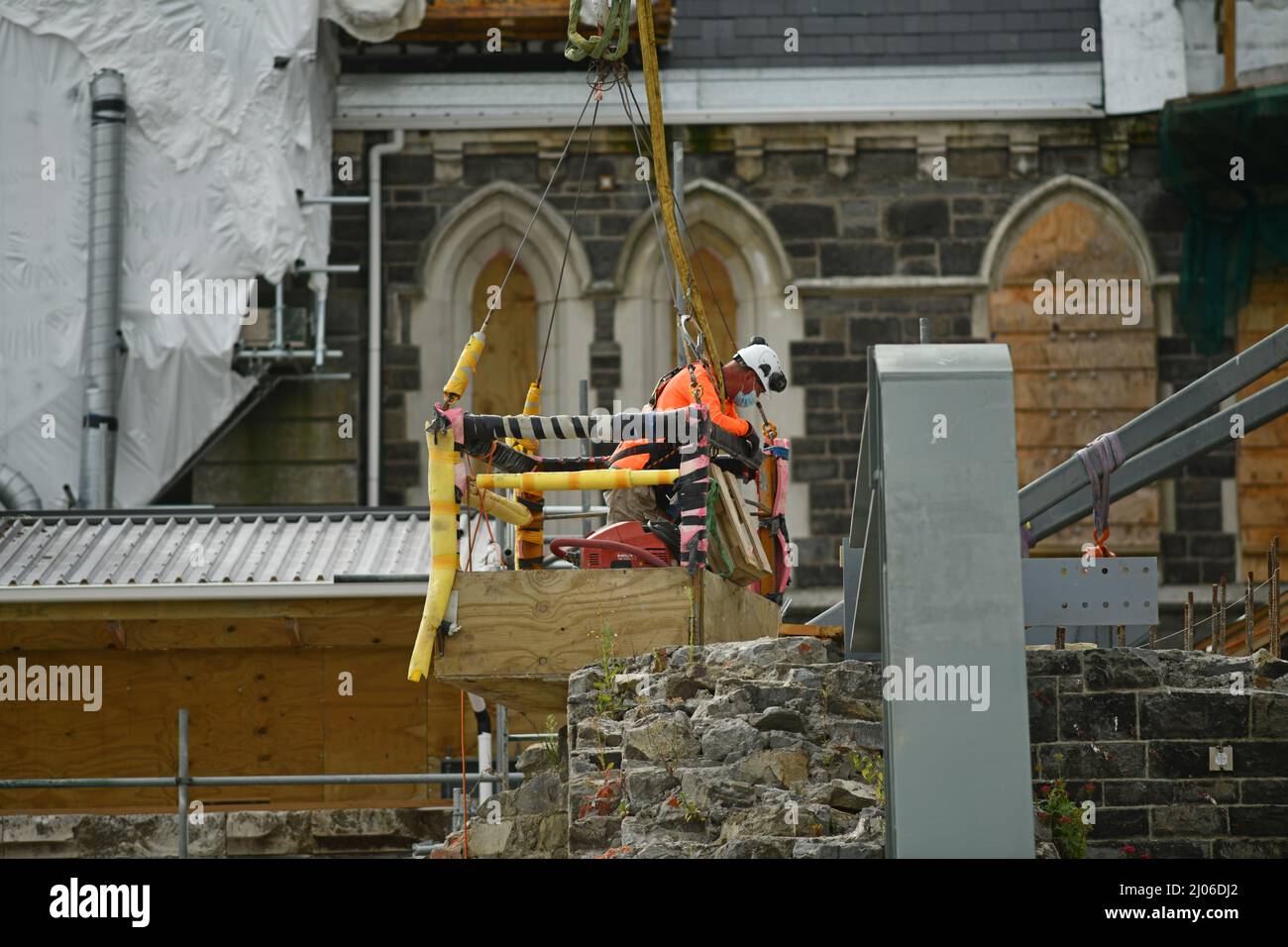 CHRISTCHURCH, NUOVA ZELANDA, 24 FEBBRAIO 2022: Un team di commercianti lavorano sulla Cattedrale Anglicana durante la ricostruzione di Christchurch, 11 anni dopo che la città è stata devestata da un terremoto. Foto Stock