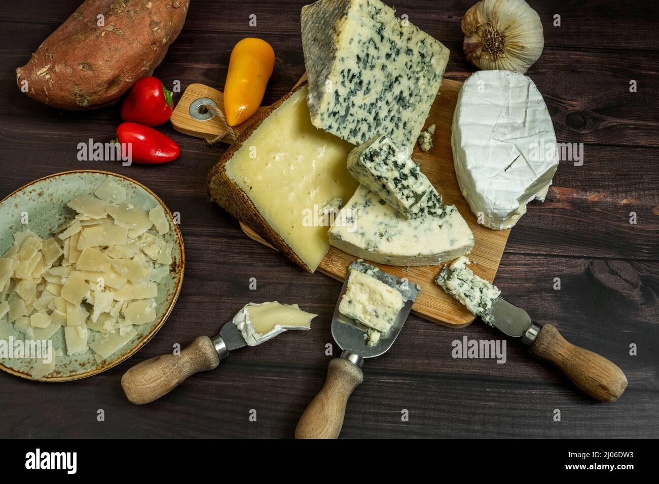 Il formaggio blu è una classificazione generale dei formaggi di latte di vacca, pecora e capra che hanno colture di Penicillium aggiunte al prodotto finale nel loro p Foto Stock