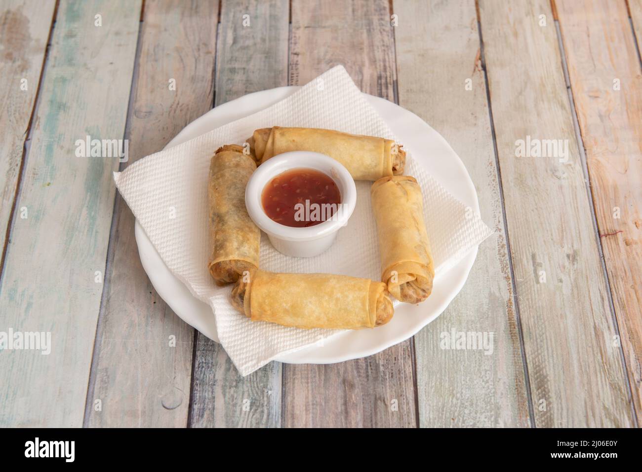 I 'nem' sono rotoli di origine vietnamita fatti con carta di riso. I più popolari sono ripieni di maiale tritato ma hanno altri ingredienti. Abbiamo optato per l' Foto Stock